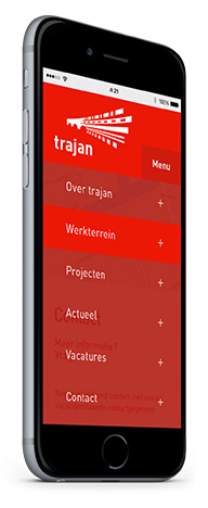 De responsive website van Trajan op een smartphone (iPhone)