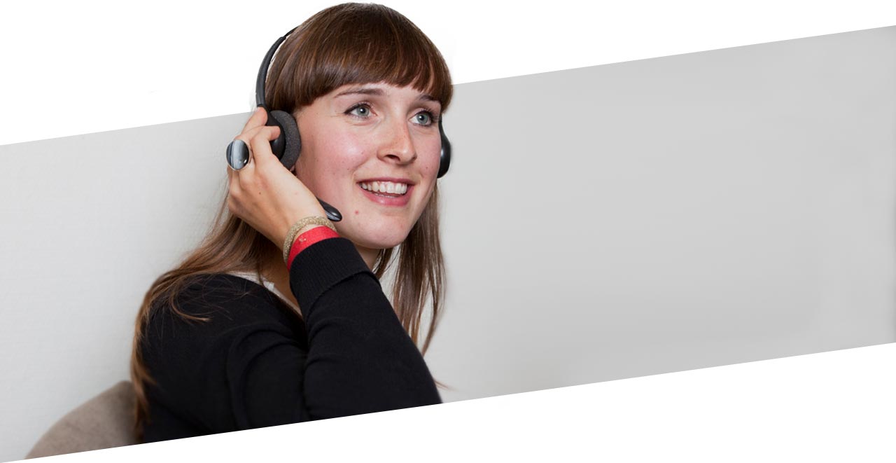 Call agent luistert tijdens een telefoongesprek over goede doelen