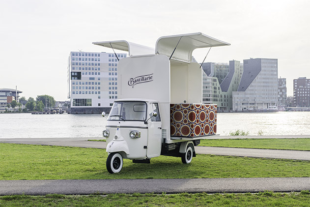 Branded foodtruck met logo en kleurpatroon van Bastillarie