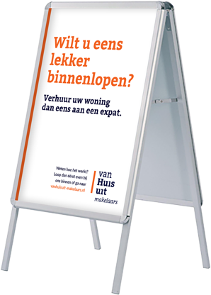 Het reclamebureau ontwierp ook een reclamebord voor op de stoep in de huisstijl